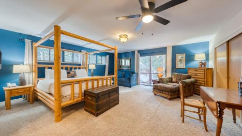 Donner Lake Woods House | Mountain Cabin w Fireplace Balcony Easy Ski Access Bear Americana