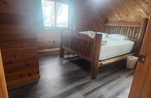 Eagle Nest Cabin | Mountain Cedar Cabin in Eagle Nest. Within 20 min of Red River and Angel Fire.