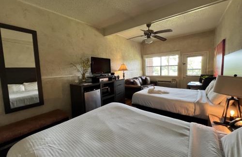 Mount Ida Hotel | Mountain Harbor Queen Guest Room on Lake Ouachita