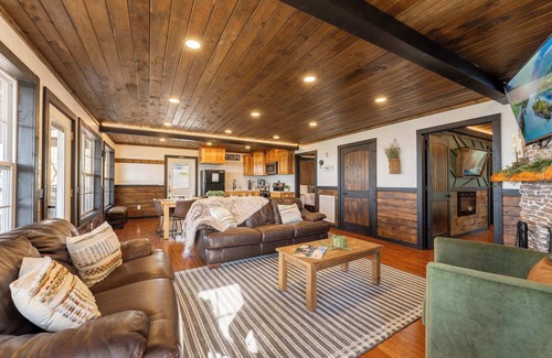 Bryant Cabin | Mountain High Cabin with hot tub, fire pit, & indoor pool!