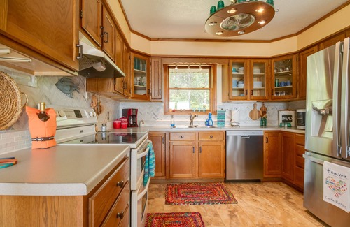 Clarkridge House | Mountain Home Retreat w/Balcony & Lake Views!