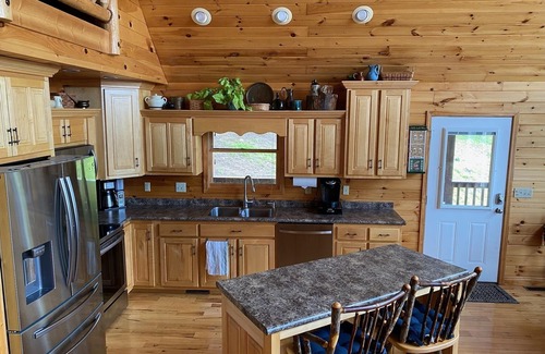 Unaka Cabin | Mountain Home with Views for Miles!