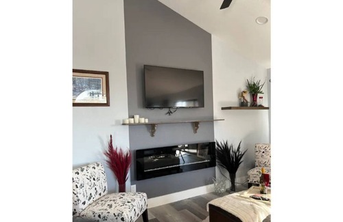 Somerset House | Mountain house with a view near wineries