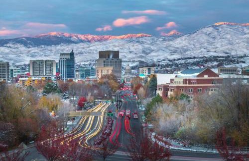 Boise Apartment | Mountain Lines & Slatted Calm A Cozy Modern Loft