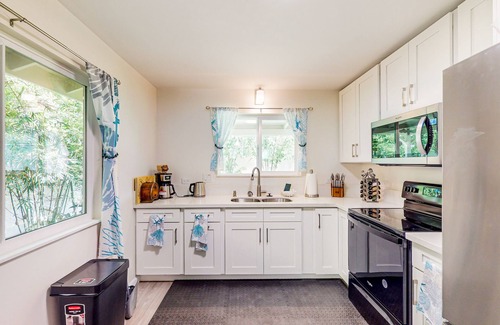 Nanakuli House | Mountain & ocean-view home with bamboo garden, 1 block to beach