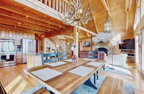 Franklin Cabin | Mountain Top Cabin with Fireplace, Central A/C, Full Kitchen, and WIFI