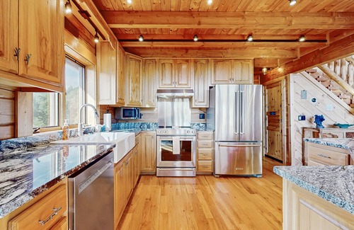 Franklin Cabin | Mountain Top Cabin with Fireplace, Central A/C, Full Kitchen, and WIFI