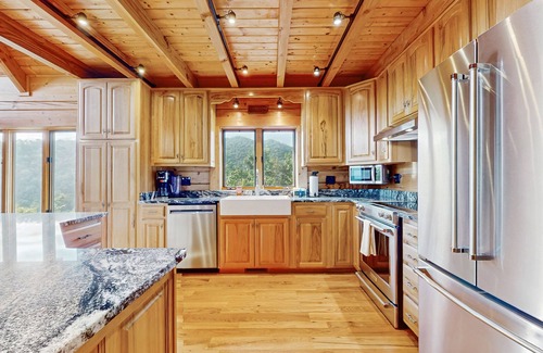 Franklin Cabin | Mountain Top Cabin with Fireplace, Central A/C, Full Kitchen, and WIFI