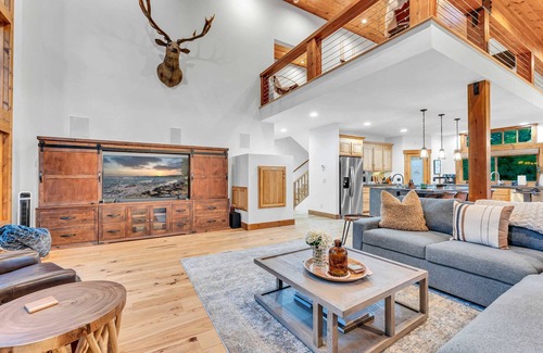 Pla-Vada Woodlands House | Mountain-Top Chalet Near Skiing with Hot Tub