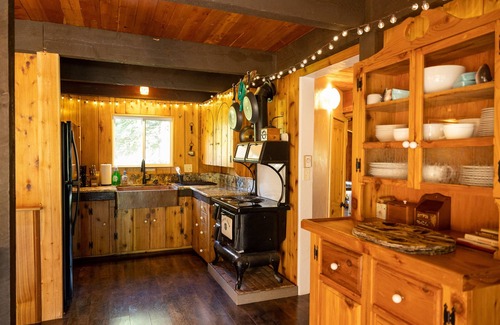 Silver Gate House | Mountain View House Right on Soda Butte Creek