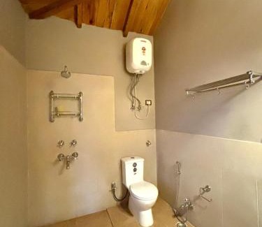 Dalhousie House | Mountain View 3bhk Near Mall Road Deodar Retreat