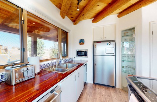 Taos House | Mountain-view estate with casita, POP tennis, rooftop bar & private hot tub