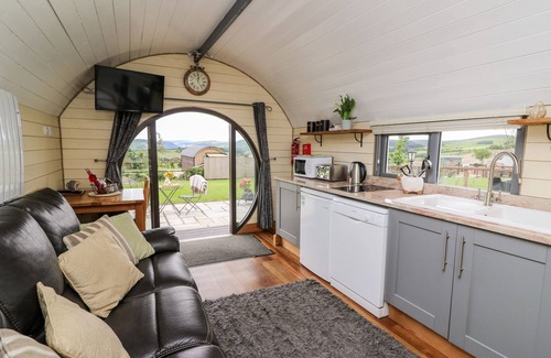 Rhayader Cottage | MOUNTAIN VIEW, pet friendly, country holiday cottage in Rhayader