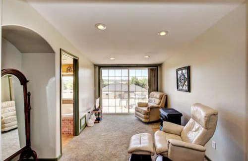 Nampa House | Mountain View Retreat in Nampa! Million dollar views from the panoramic windows, 6 bedrooms! Sleeps 14! Have your wedding or family reunion or retreat here on our hillside