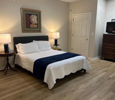 Silver Creek House | Mountain Views 5 Queen Bedrooms WiFi FirePit BBQ