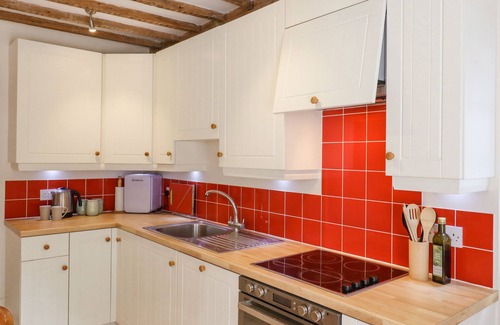 Wavehorne Cottage | MOUNTFIELD FARM COTTAGE, pet friendly, with open fire in Hamstreet