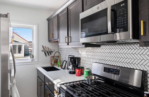 Hudson Lake House | MTM Premier, Modern 1 Bedroom, 1 Bath