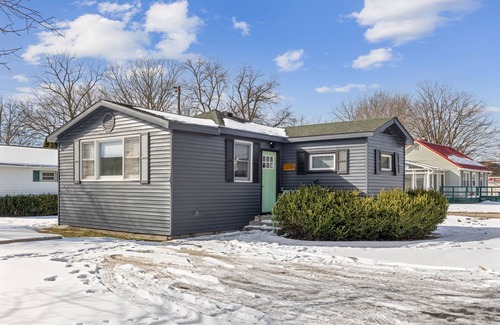 Hudson Lake House | MTM Premier, Modern 1 Bedroom, 1 Bath