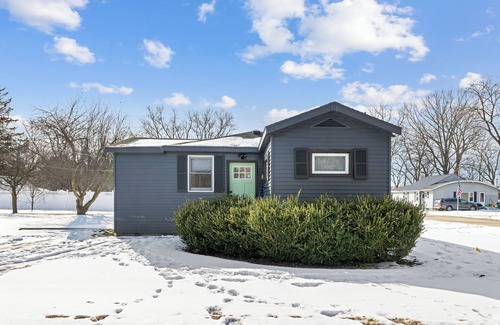 Hudson Lake House | MTM Premier, Modern 1 Bedroom, 1 Bath