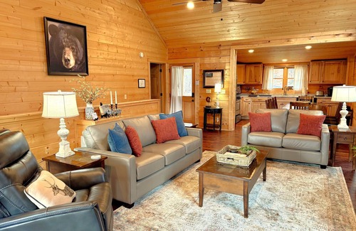 Gatlinburg - Pigeon Forge Cabin | Mtn Views! Pool Table, Hot Tub, Air Hockey & Free Access to Pool, Golf, Fishing