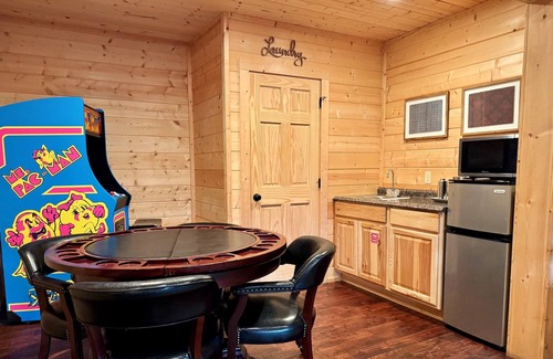 Gatlinburg - Pigeon Forge Cabin | Mtn Views! Pool Table, Hot Tub, Air Hockey & Free Access to Pool, Golf, Fishing