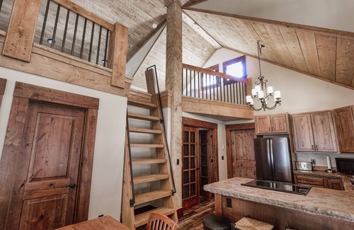Cooke City-Silver Gate Cabin | MTNLUX Guest House Creekside Sauna and Hot tub