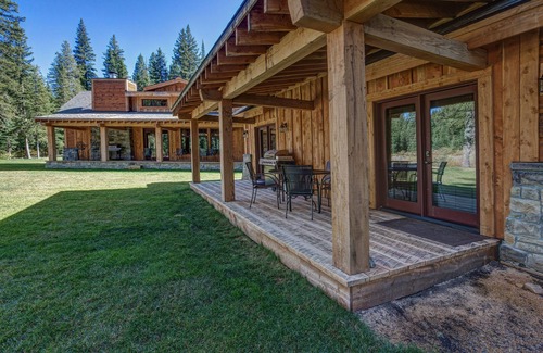 Cooke City-Silver Gate Cabin | MTNLUX Guest House Creekside Sauna and Hot tub