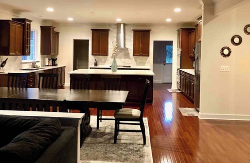 Haymarket House | Mulberry Manor House Spacious, Private & Peaceful Retreat -