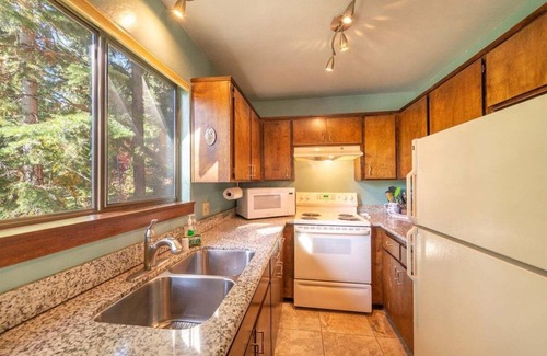 Ridgewood Cabin | Muletail Lodge in Carnelian Bay Close to town, hiking, biking