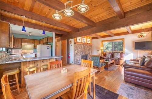 Ridgewood Cabin | Muletail Lodge in Carnelian Bay Close to town, hiking, biking