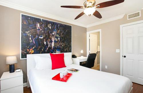 Downtown House | Multi-Level 2BR-Fast WiFI-Free Parking -CM-1