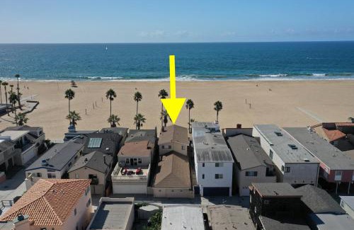 Balboa Peninsula House | Multi Level Oceanfront Home With Oceanviews and Private Patio on the Boardwalk