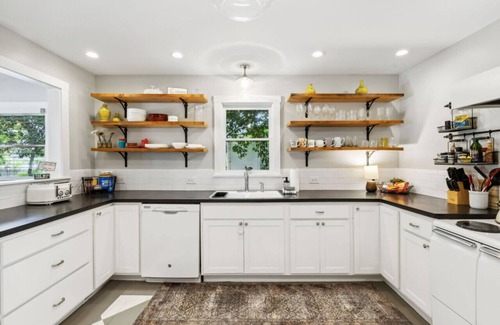 Franklin House | Murals + Design Details Walkable to Franklin