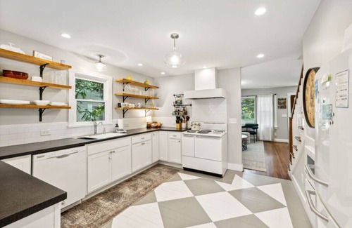 Franklin House | Murals + Design Details Walkable to Franklin