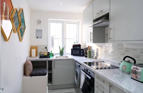 Hatfield Apartment | MusicVibes Apartment CITY CENTRE,PRIVATE PARKING,NETFLIX,WIFI PINBALL MACHINE