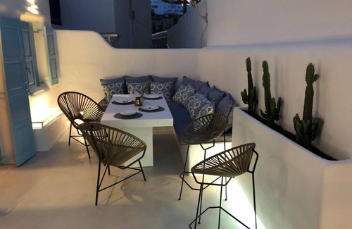 Platis Gialos House | Mykonian Mews H2 mini-villa 1 bedroom/1.5 bath/outdoor shower