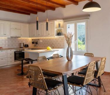 Parikia House | Myrsini Traditional Hillside Cottage