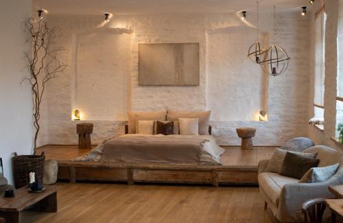 Kamenets-Podol'skiy Apartment | n o c t u r n e