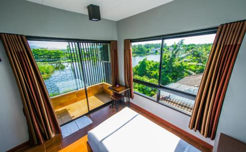 Racha Thewa Hotel | Na Siri Lake View