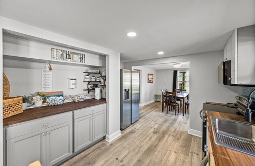 Spring Hill House | Nanas River House - Weeki Wachee River - Pet Friendly, Kayaks, Kids Watermat!