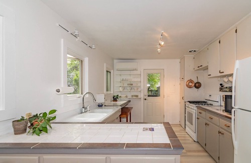 Siskiyou-Hargadine Historic District House | Nancy's Garden Cottage - 1. 5 Blocks to Downtown