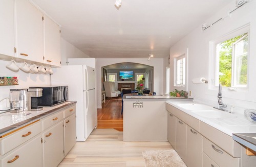 Siskiyou-Hargadine Historic District House | Nancy's Garden Cottage - 1. 5 Blocks to Downtown