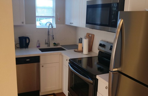 Livermore Apartment | Napa Suite: French Grape Vine Garden