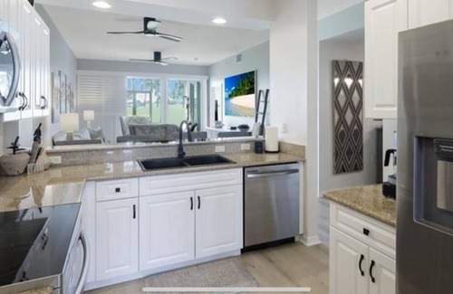 Naples Apartment | NAPLES RESORT 2BDRM 2BTH +Den POOL GOLF CLUB AMENITIES 5TH AVENUE BEACH