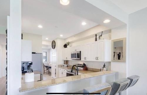 Naples Apartment | NAPLES RESORT 2BDRM 2BTH +Den POOL GOLF CLUB AMENITIES 5TH AVENUE BEACH