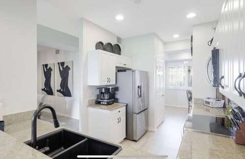Naples Apartment | NAPLES RESORT 2BDRM 2BTH +Den POOL GOLF CLUB AMENITIES 5TH AVENUE BEACH