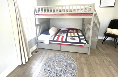 Bass Lake House | Nature is calling..NEW CONSTRUCTION5 min walk Bass Lake surrounded by forest