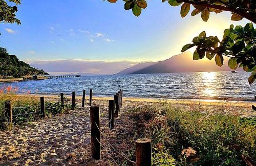 Praia Deserta House | Natureza a 100m da Praia, 4 suítes, amplo jardim