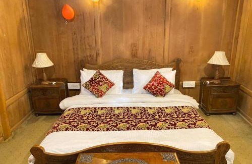 Dal Lake Bed & Breakfast | Nazneen Group Of Houseboats