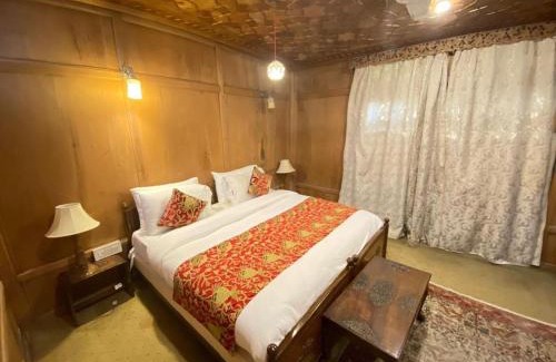 Dal Lake Bed & Breakfast | Nazneen Group Of Houseboats